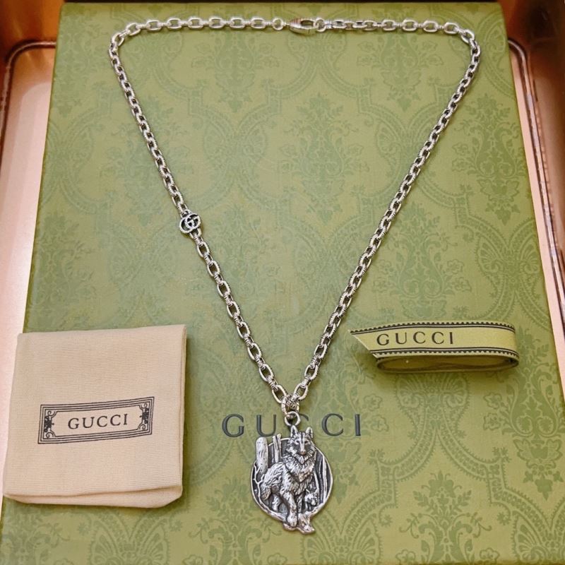 G*u*i necklaces